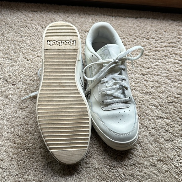 Women size 8 1/2. Off white. Reebok classic. Worn a few times. - Picture 4 of 9